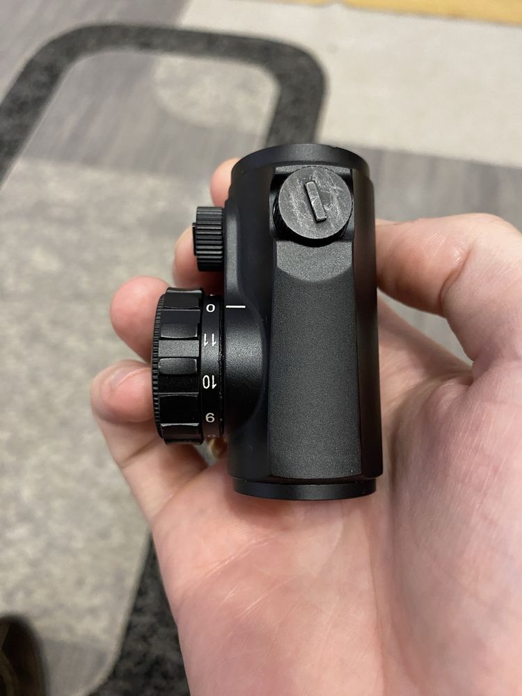 Коліматорний приціл Minox