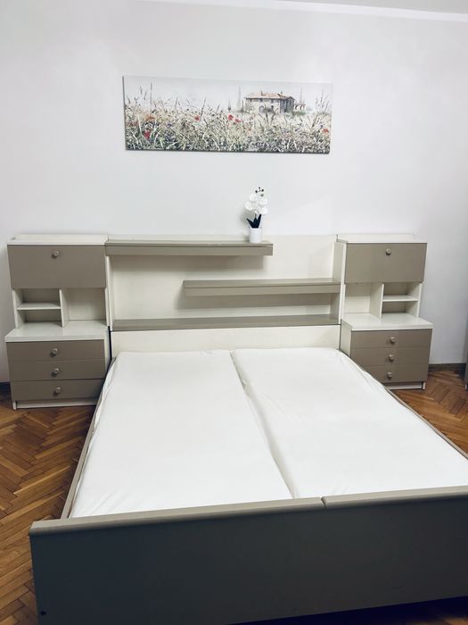Zestaw mebli do sypialni – szafa, łóżko, meblościanka