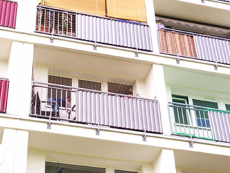 Montaż,zakładanie siatki na balkonie,oknie dla kotka przeciw ptakom.