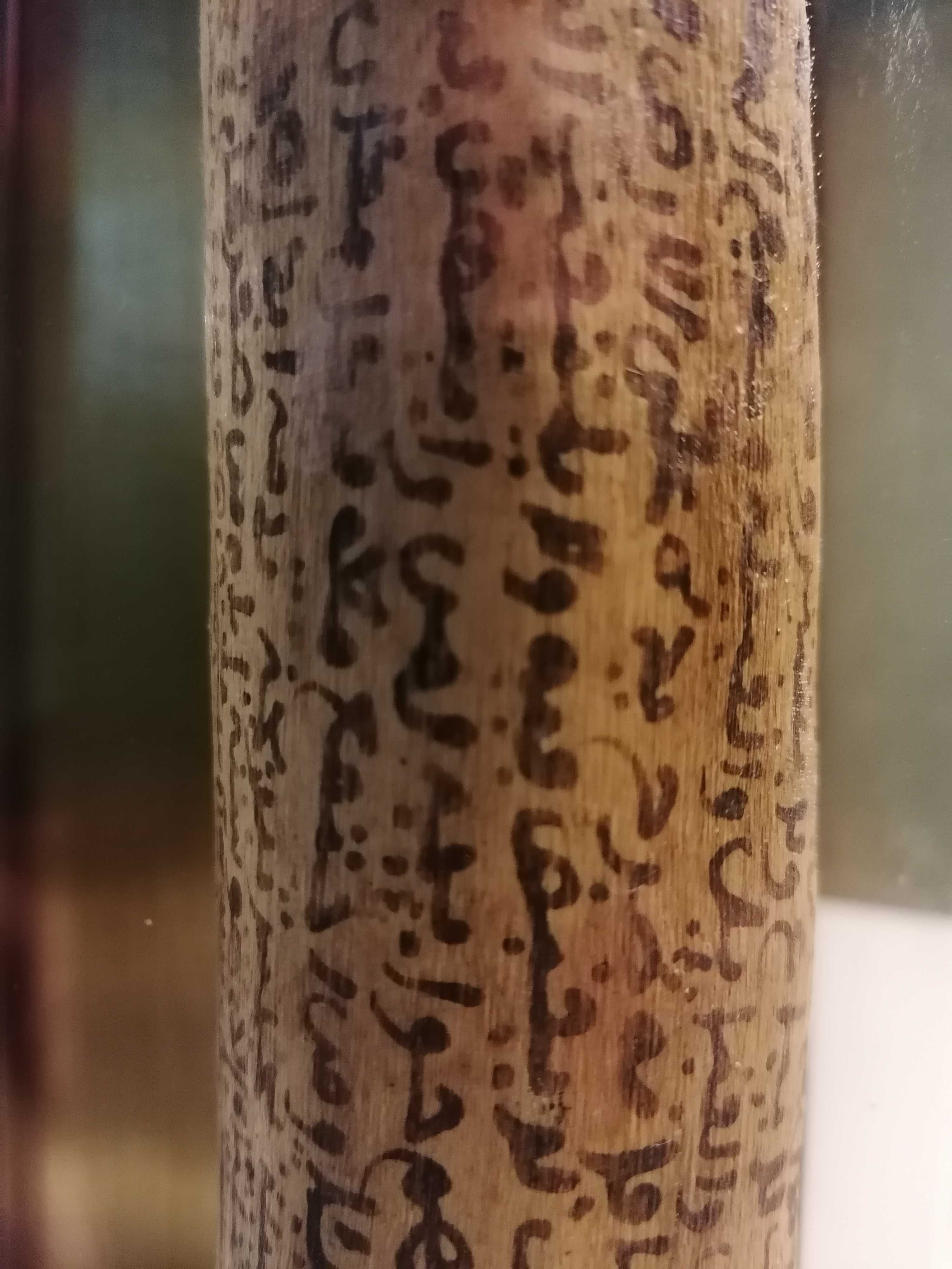Manuscrito raro em madeira