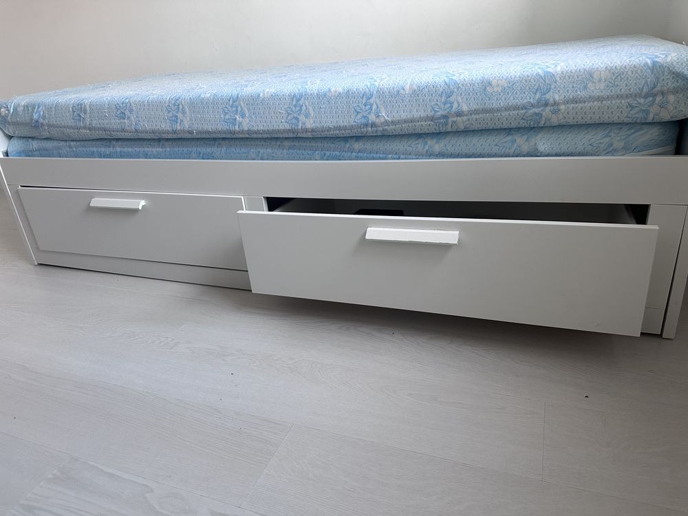 Cama com colchao , meio corpo