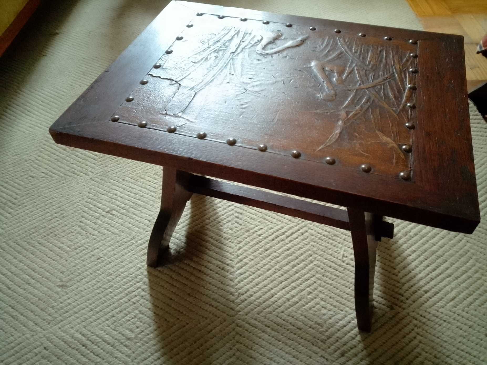 Mesa de apoio, estilo, em carvalho, com relêvos