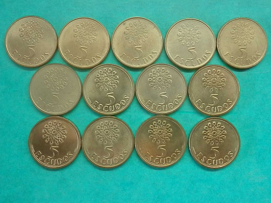 1067 - República: 13 moedas 5$00 latão. por 3,00