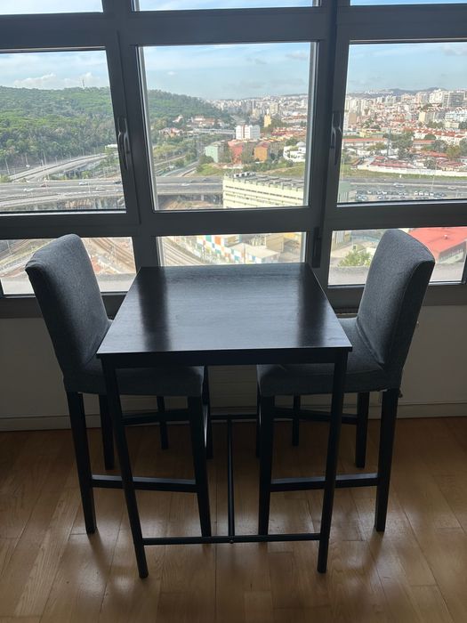 Mesa alta com duas cadeiras – IKEA