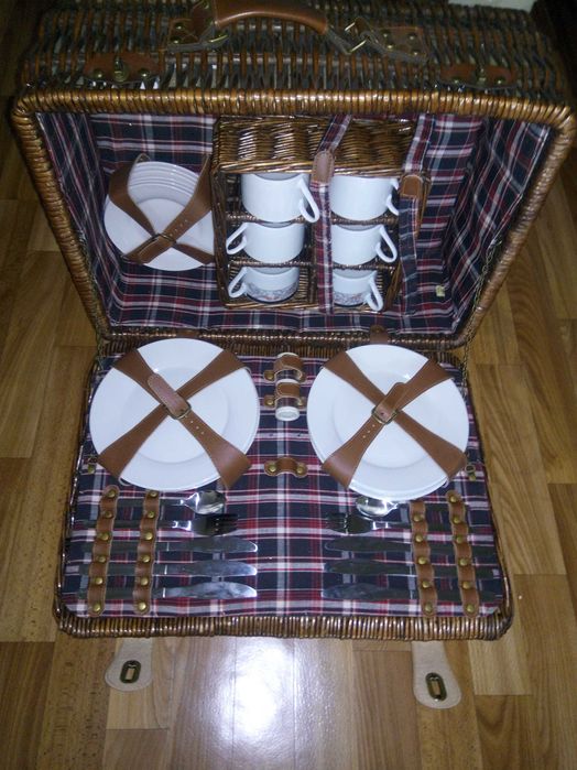 Люксовый чемодан для пикника с посудой
