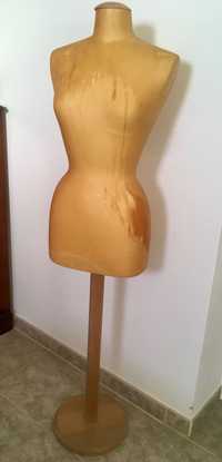 Manequim corpo feminino com base em madeira