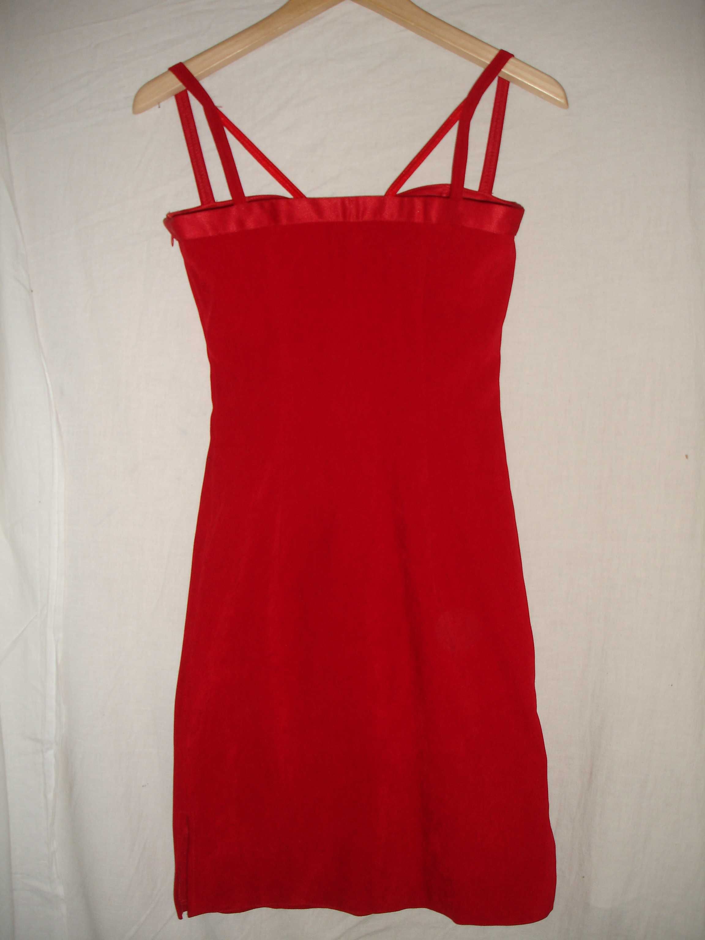 Czerwona sukienka na ramiączkach sexy