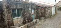 Duas Casas  para reconstruir na aldeia da Ratoeira