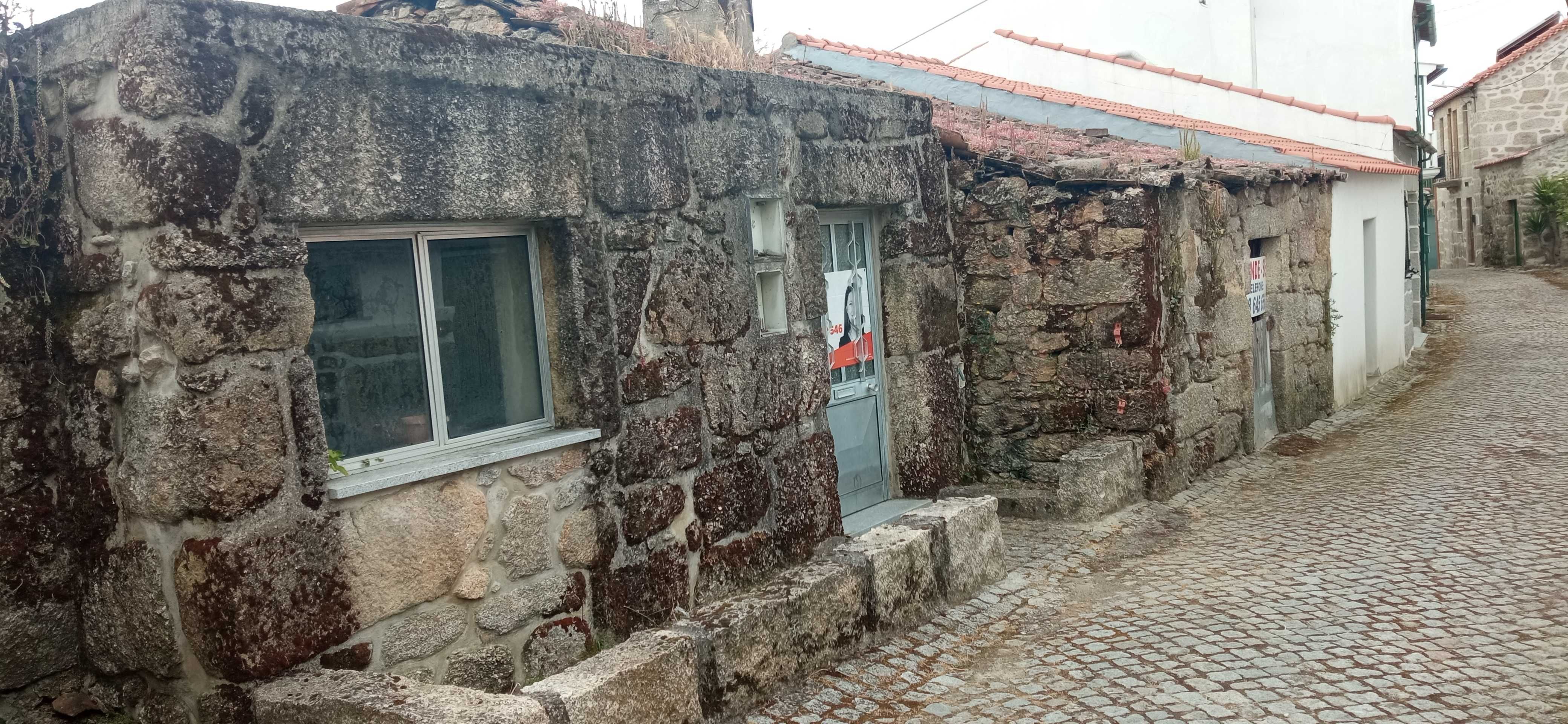 Duas Casas  para reconstruir na aldeia da Ratoeira