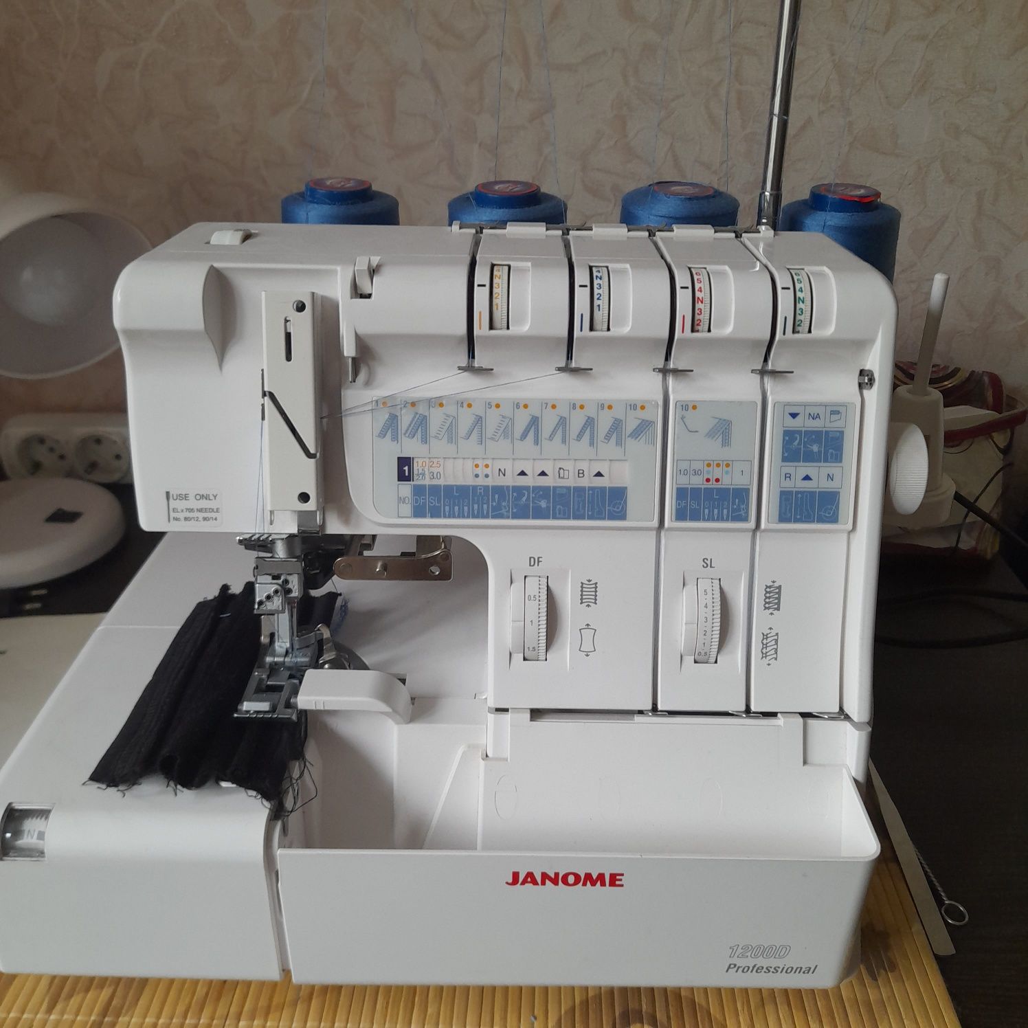 Продам коверлок Janome 1200D professional