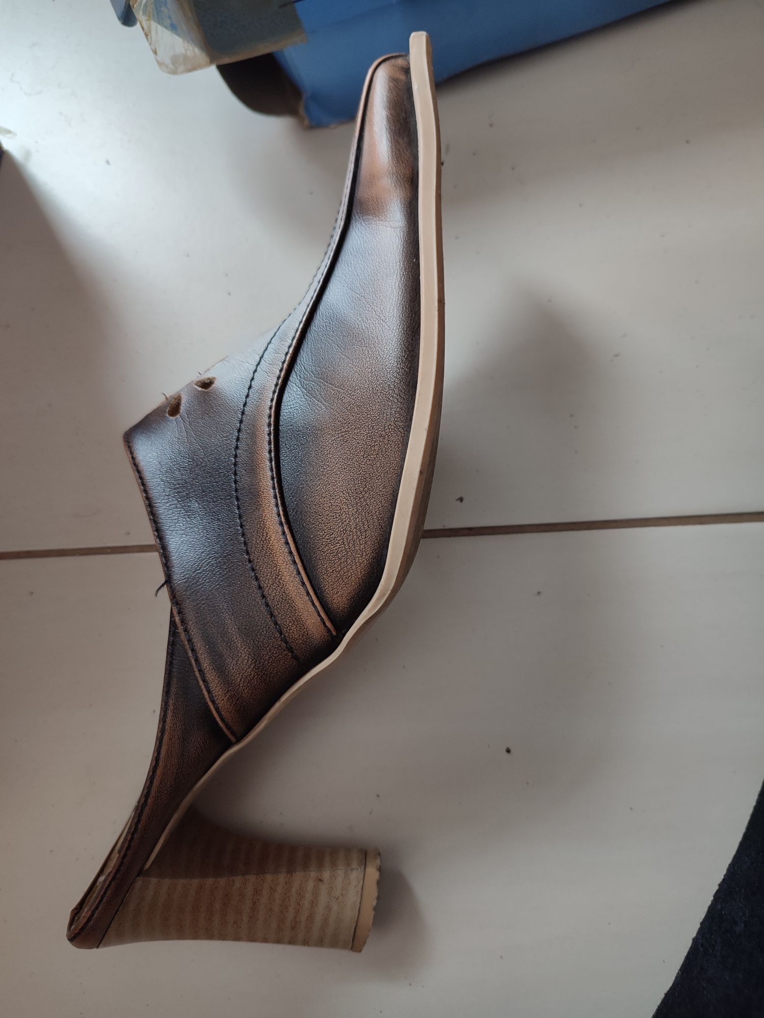Buty damskie z czubkiem 40