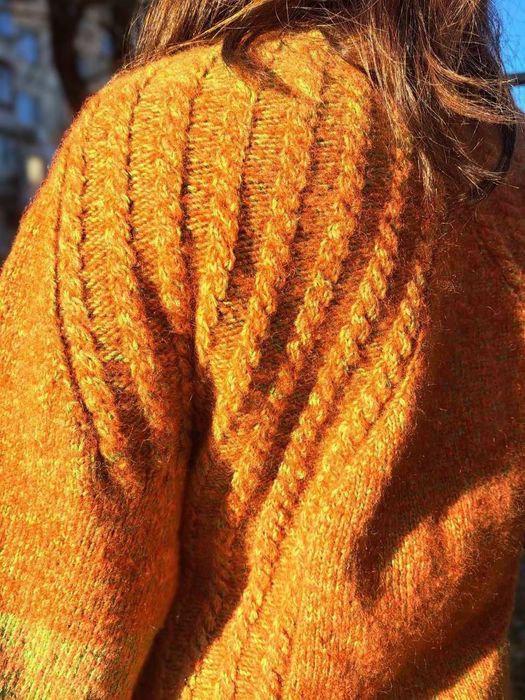 Жіночий в'язаний джемпер