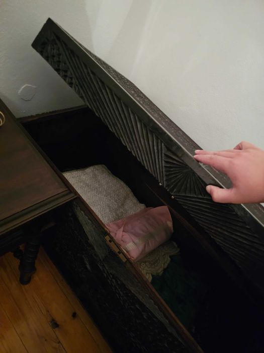 Baú antigo totalmente entalhado à mão em madeira maciça