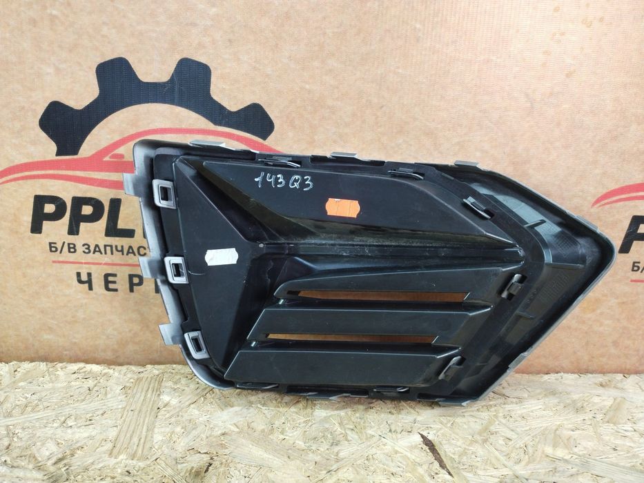 Audi Q3 F3 II 18- Решетка бампера переднего правая накладка 83A807682B