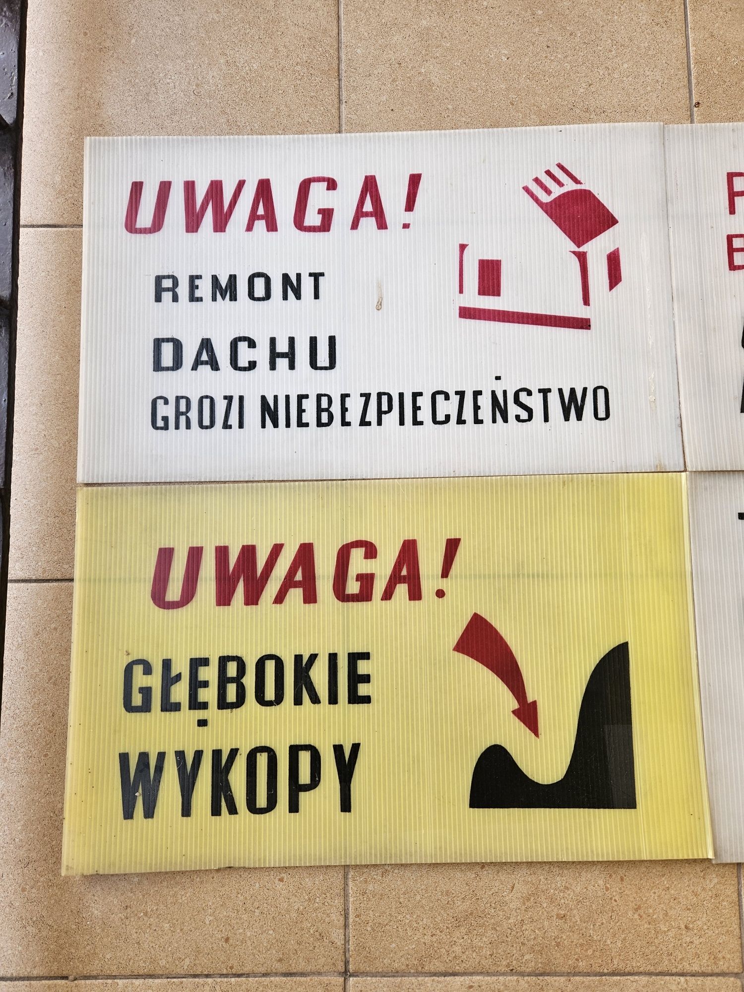 Zestaw czterech tablic informacyjno ostrzegawczych prl