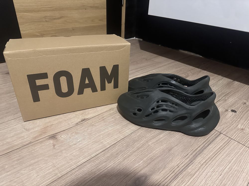 Yeezy rnr foam carbon