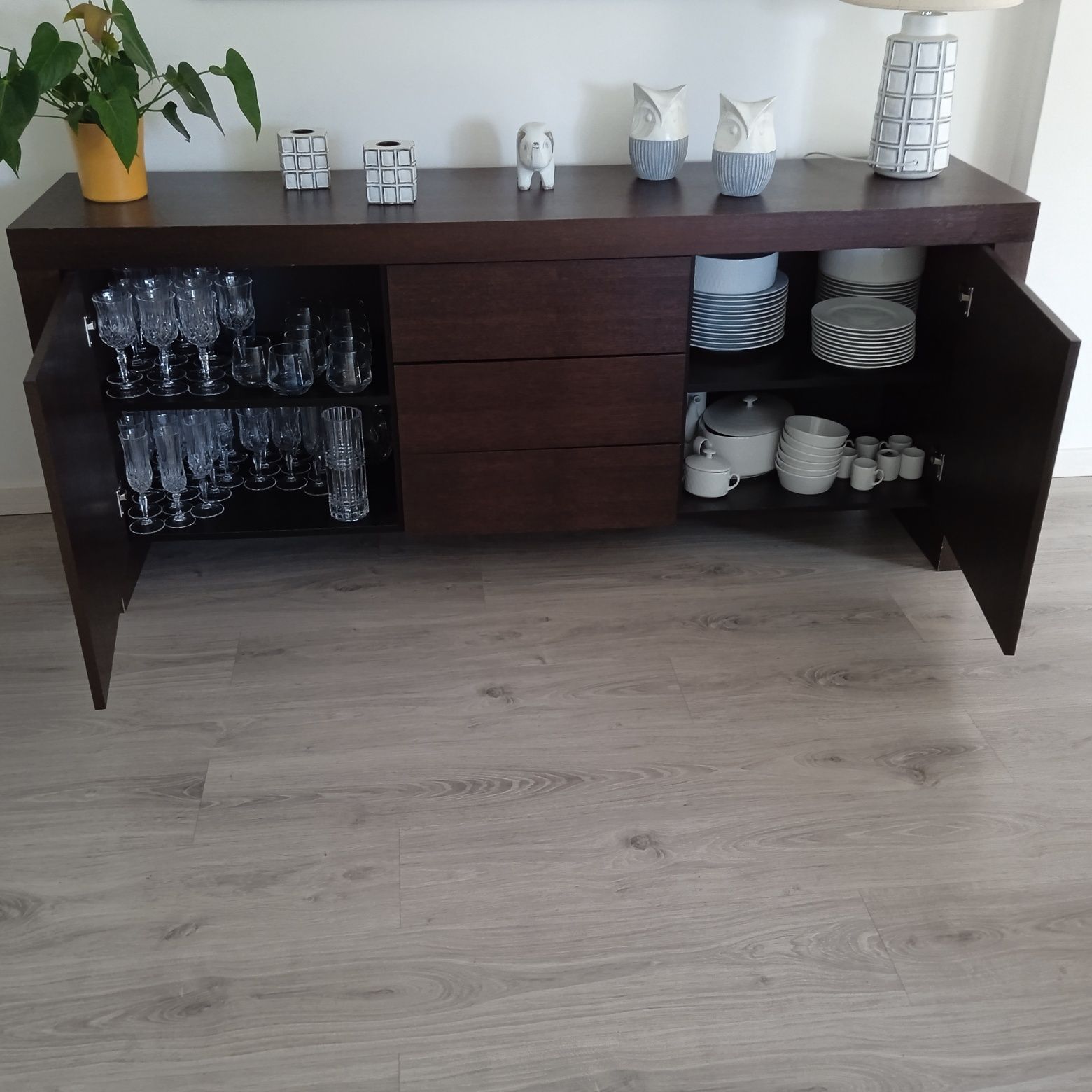 Mesa cadeiras e aparador