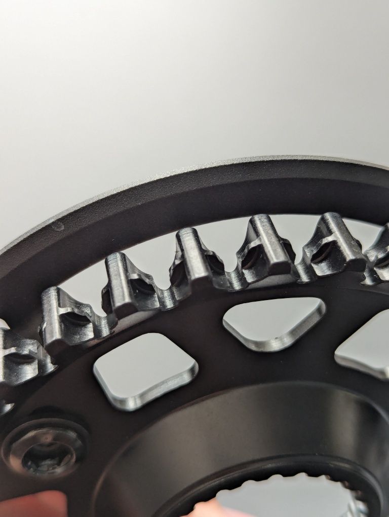 Gates CDX Front Pinion Gearbox Cog 32t z osłoną Bash Guard, czarny