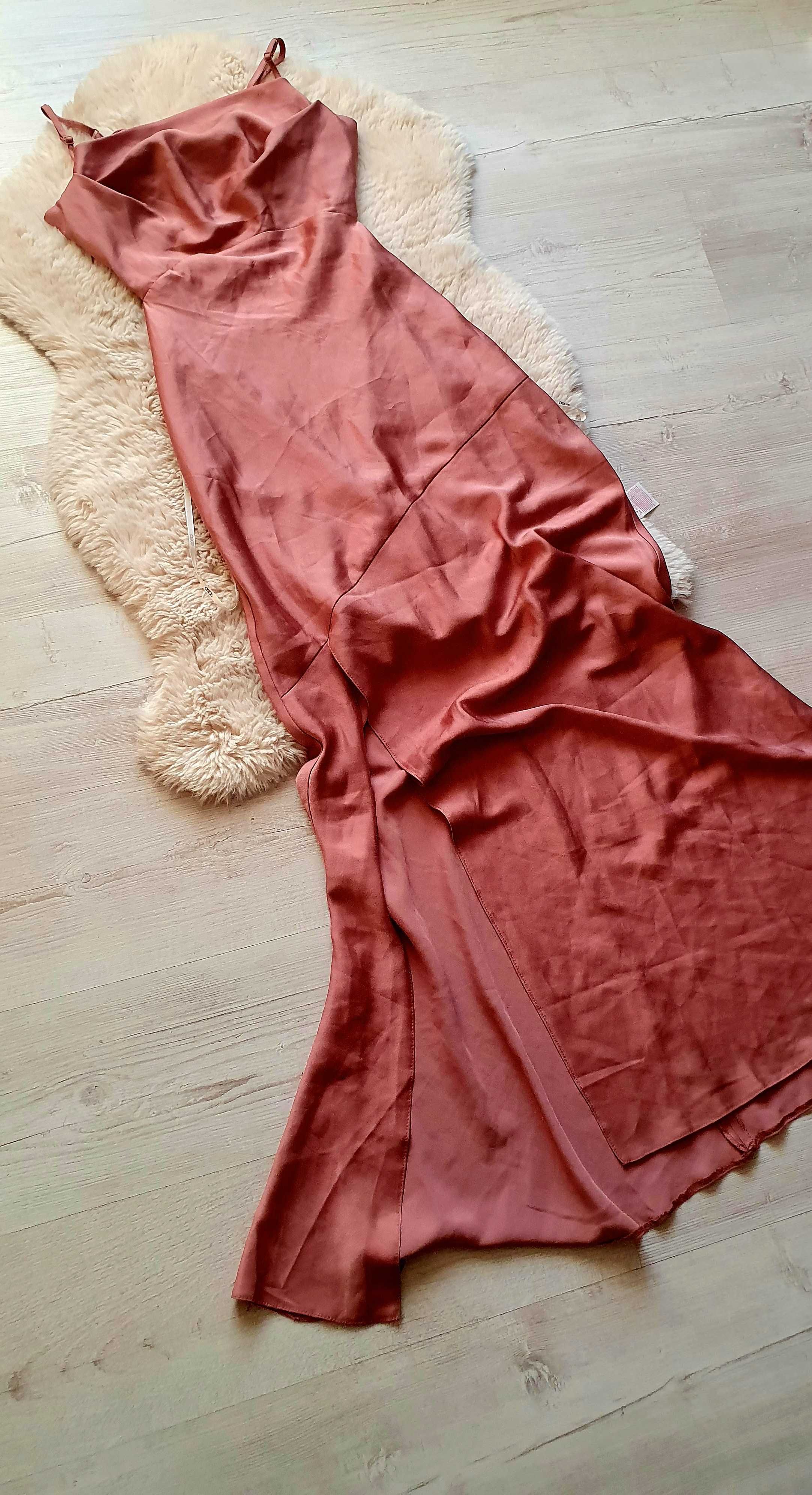 Satynowa sukienka z rozcięciem maxi z drapowanym dekoltem  M 38 ASOS