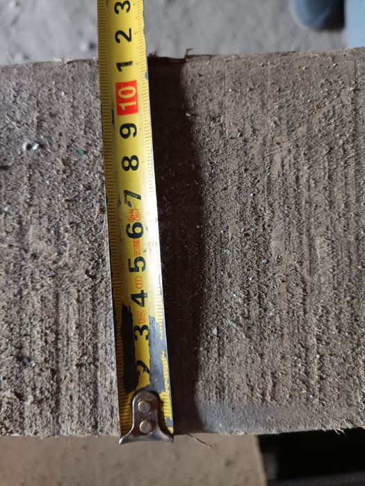 Двері в сарай з коробкою.