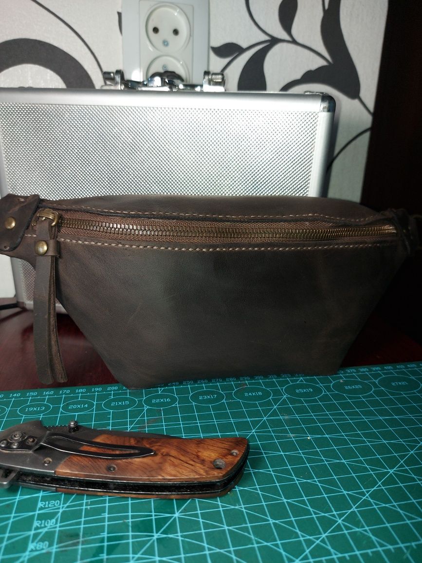 Сумка бананка кожаная