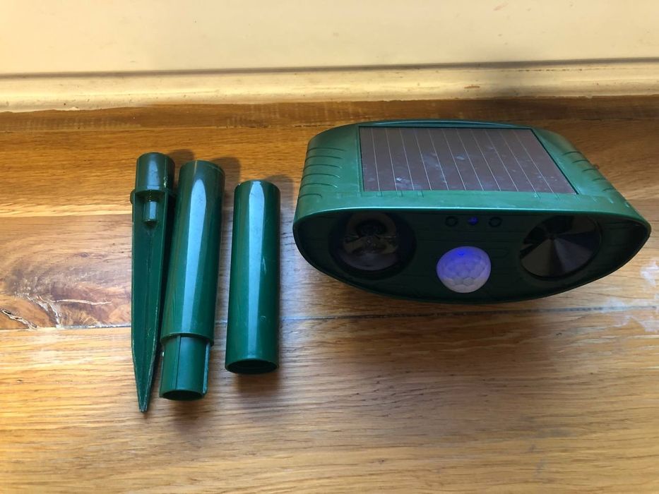 ogrodowy odstraszacz zwierząt zasilany energią słoneczną