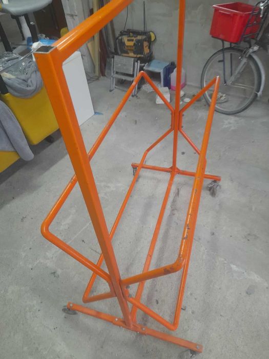 Stojak na opony na kolkach