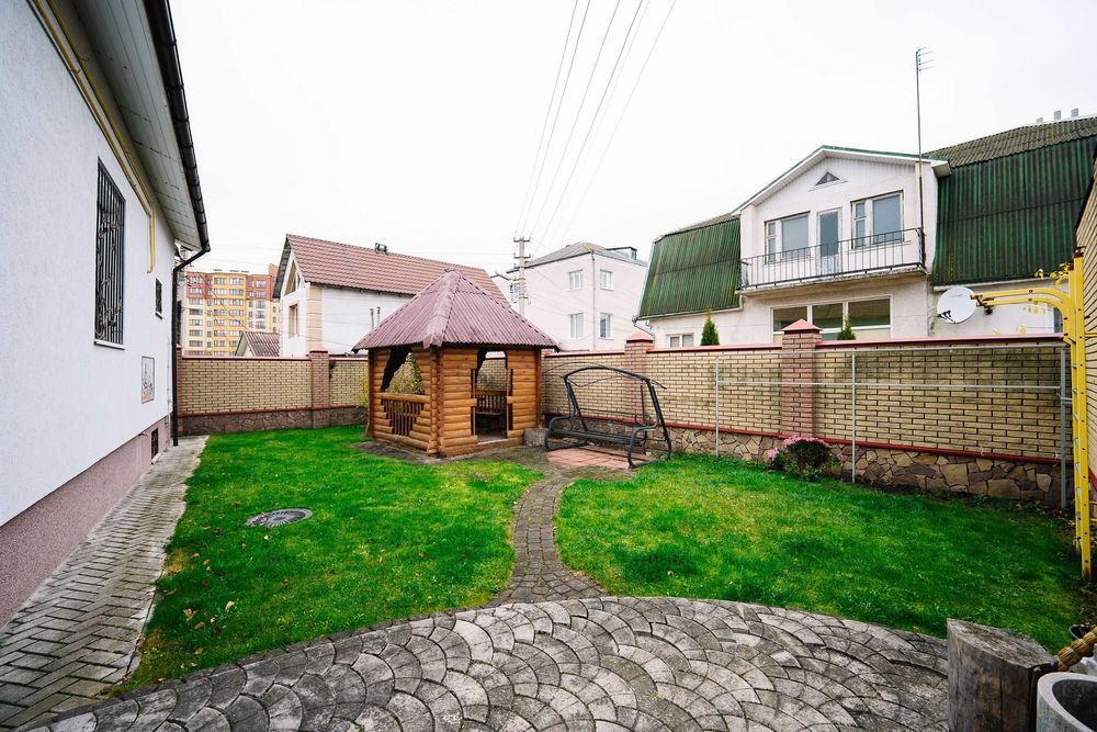 Простора дворівнева квартира в центрі!