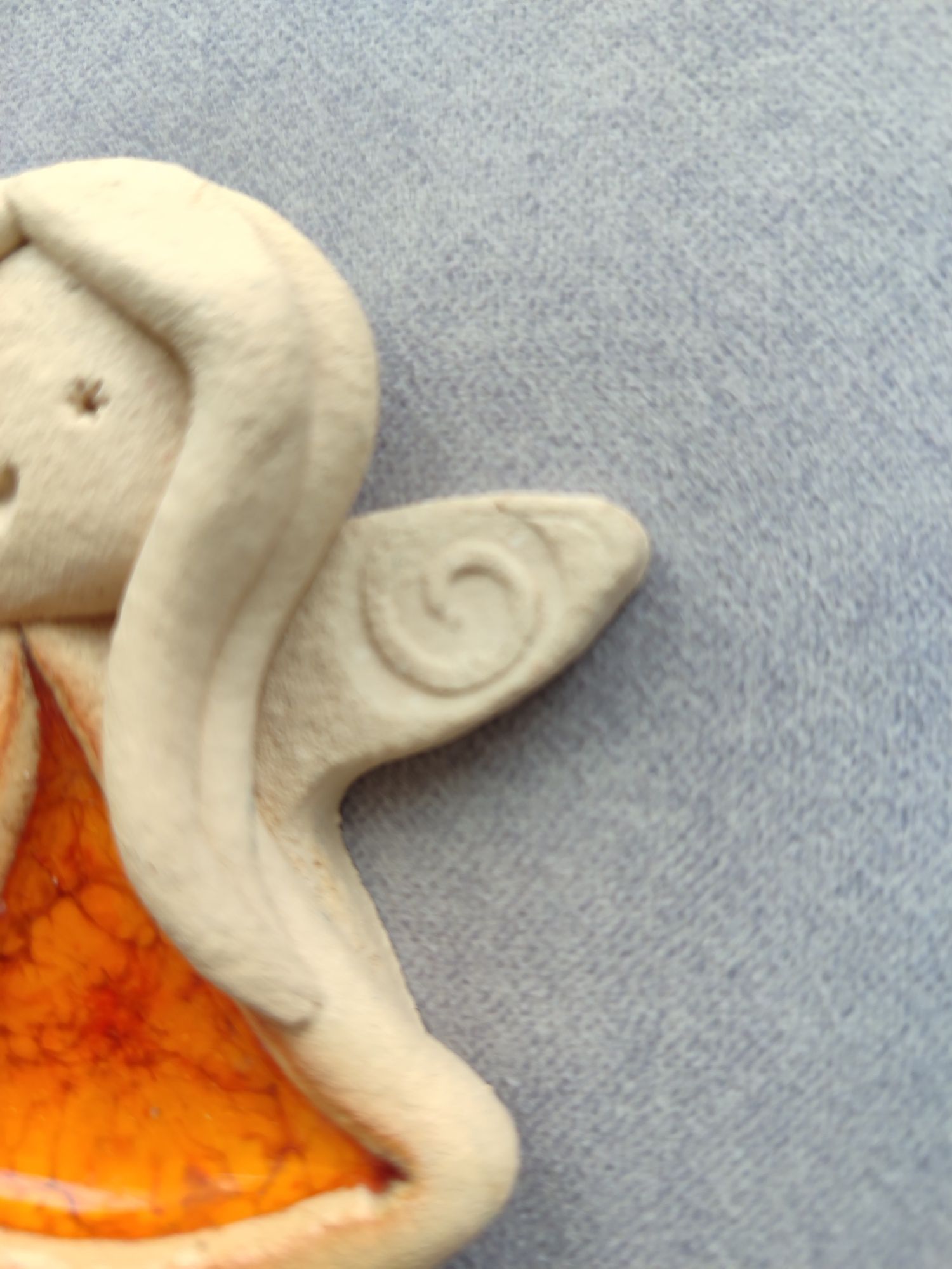 Mały gliniany aniołek w pomarańczowej sukience wysokość 8 cm, figurka
