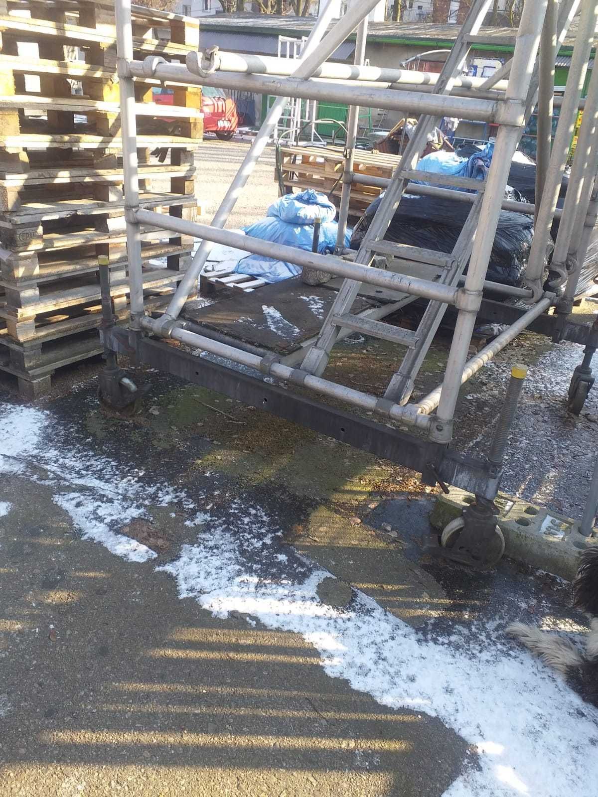 Rusztowanie aluminiowe jezdne z wewnętrzną klatką schodową.