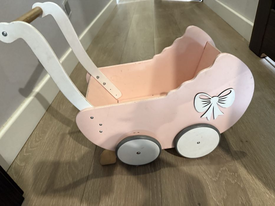 Drewniany wozek dla lalek z imieniem Kamilka