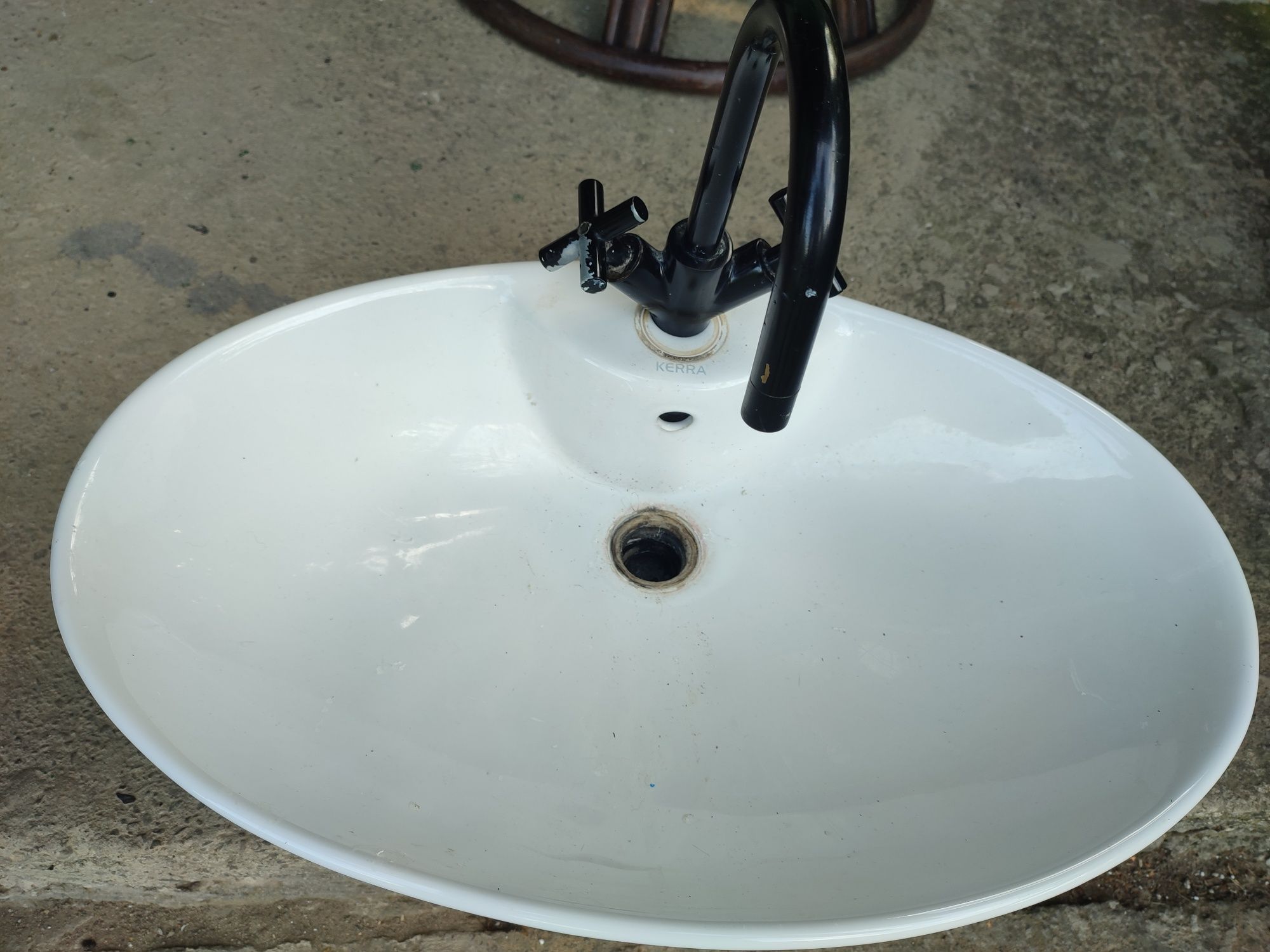 Umywalka nablatowa Kerra plus bateria