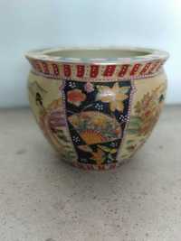 Vaso chinês com desenho clássico