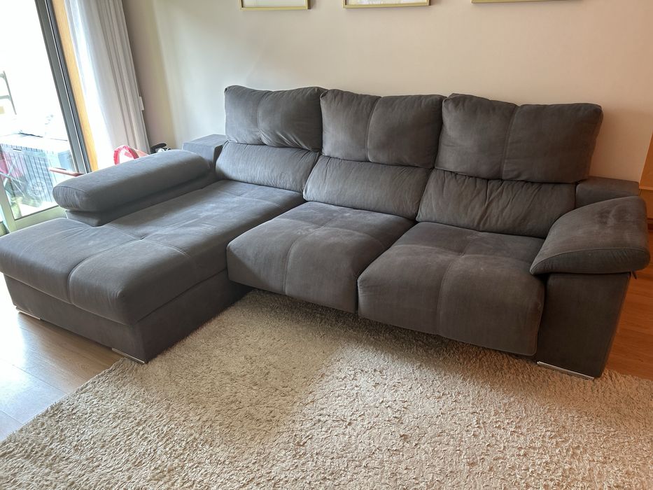 Sofa de tres lugares com chaise longue