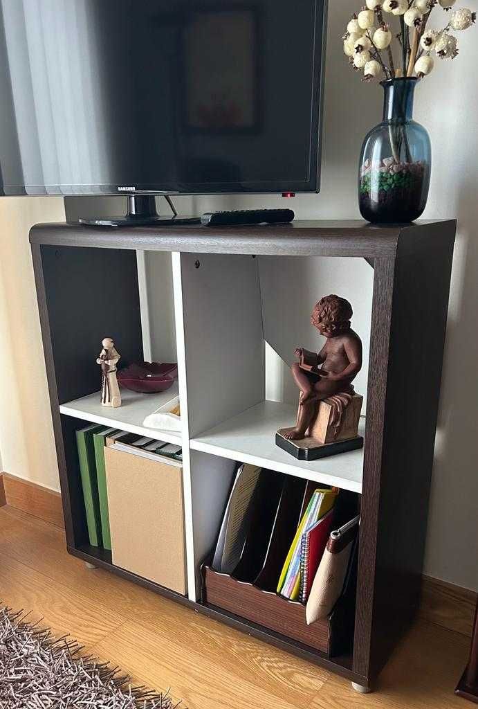 Mesa de apoio ideal para colocar televisão ou aparelhagem e livros.