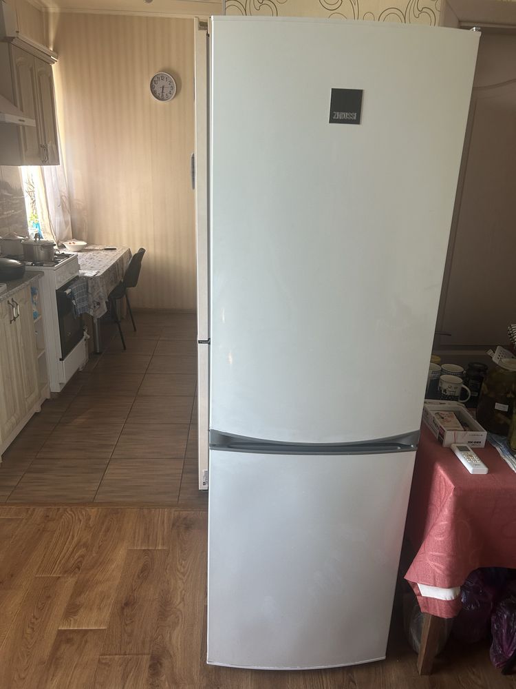 Продам двухкамерный холодильник Zanussi
