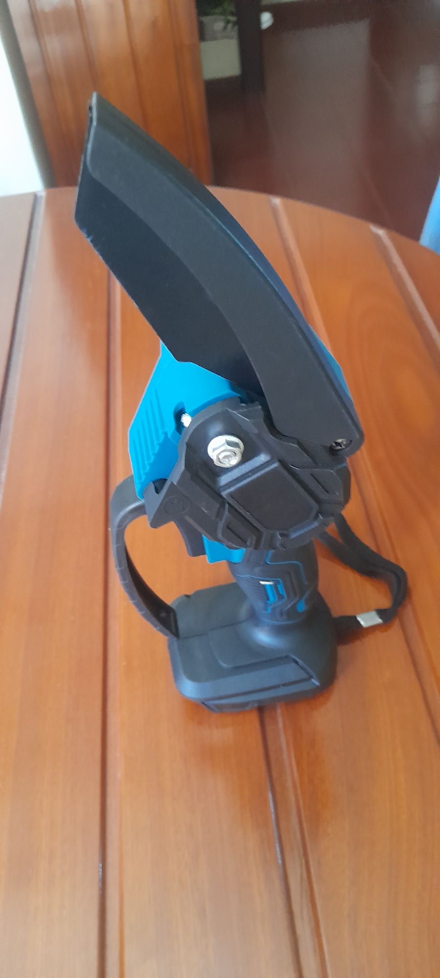 Vendo motosserra com bateria artigo novo