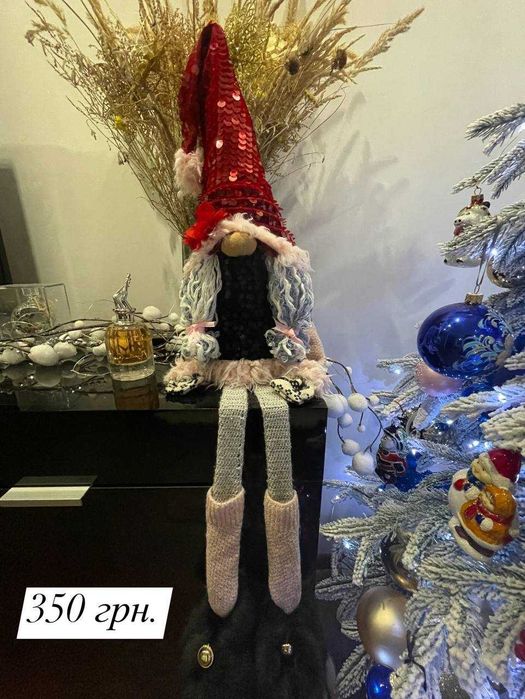 Гном дівчинка в паєтках