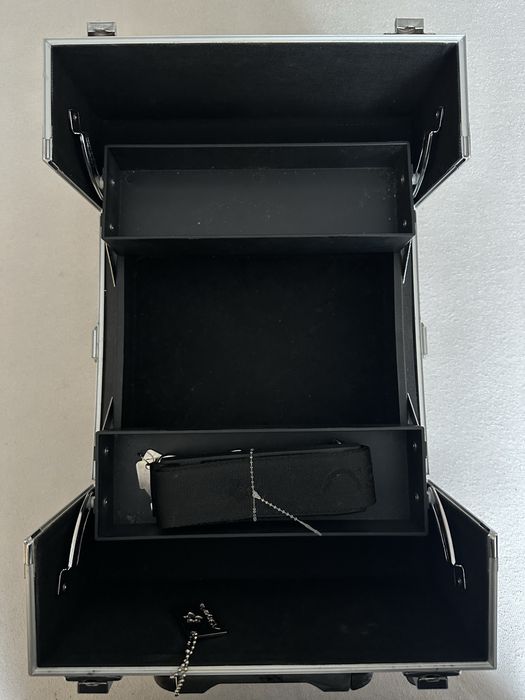 Металевий кейс для косметики