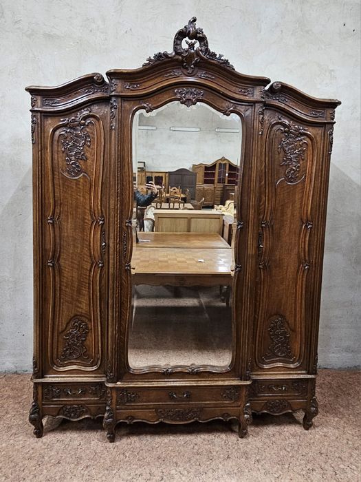 Stara rzeźbiona szafa Ludwikowska rocaille z drążkiem na wieszaki /