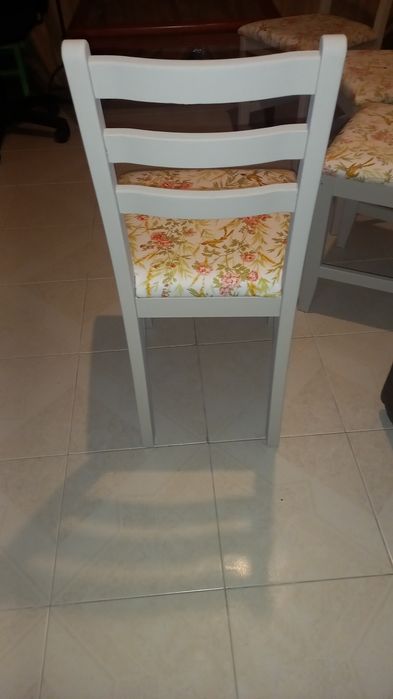 4 cadeiras em madeira,forradas e pintadas de novo.
Excelente estado.