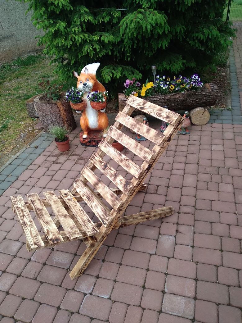 Leżaki ogrodowe  oraz donice