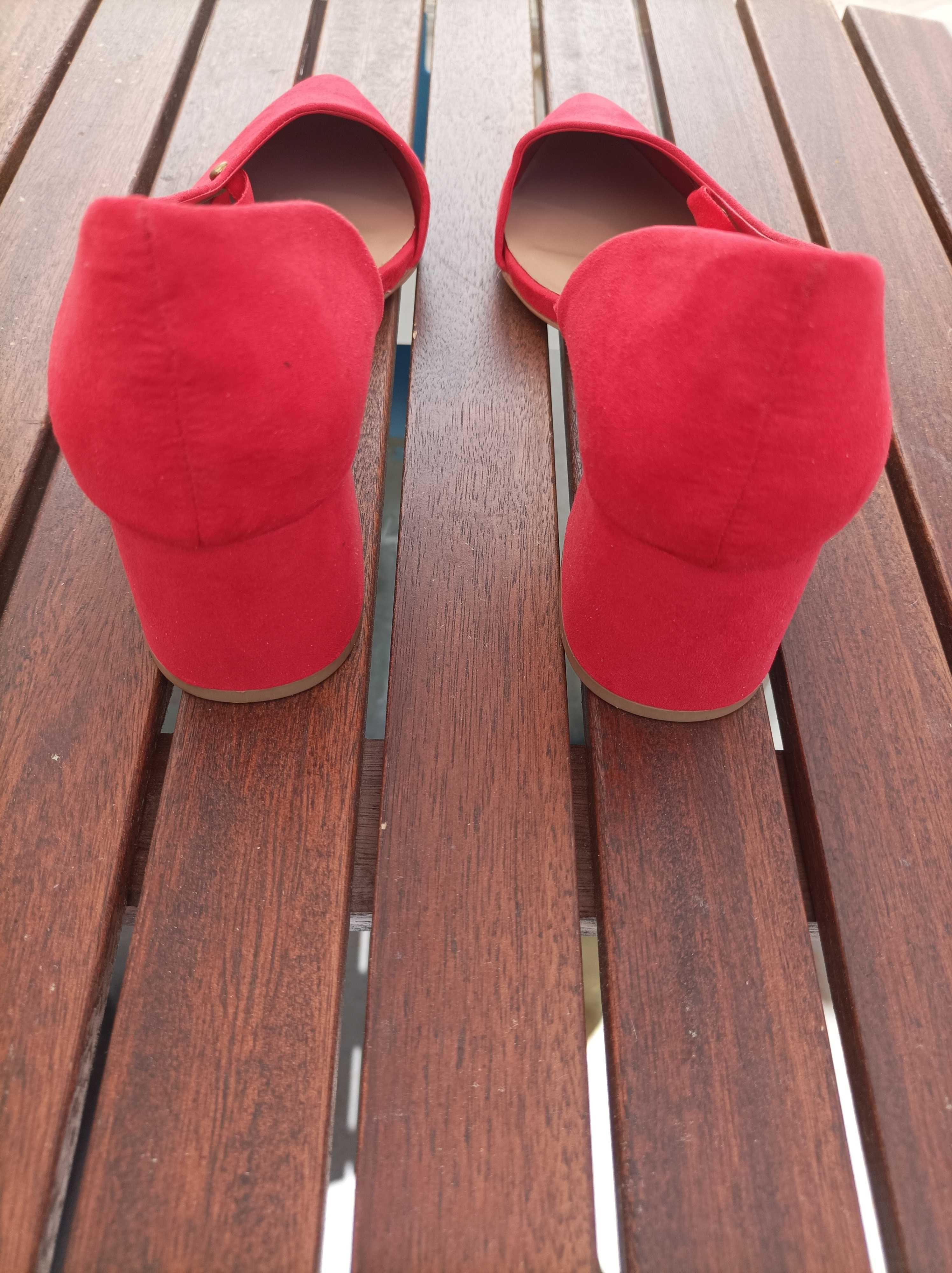 Sapatos camurça vermelhos novos.