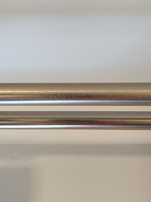 Metalowy karnisz z łącznikiem