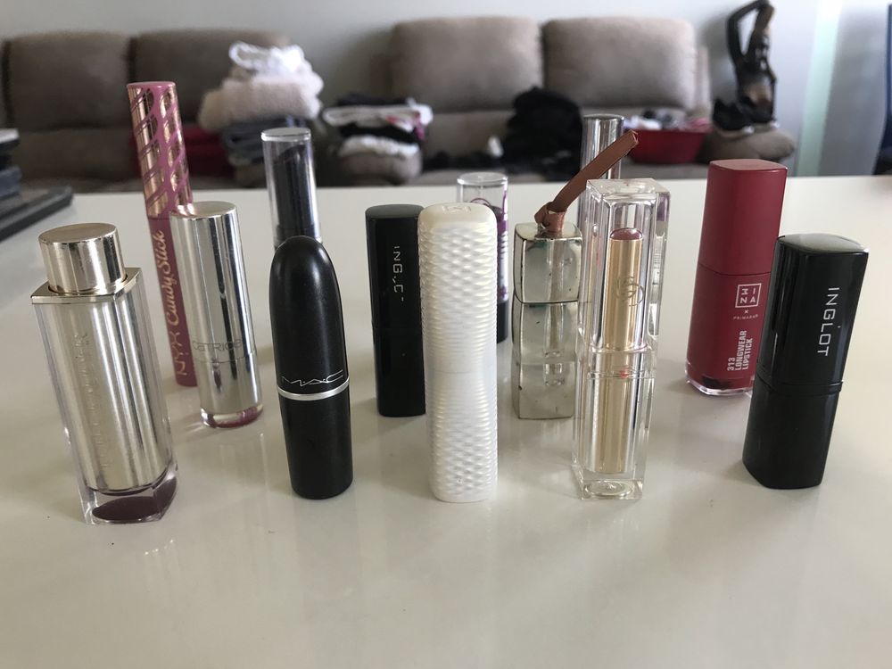 Batons vermelho, rosa, castanho e dourado