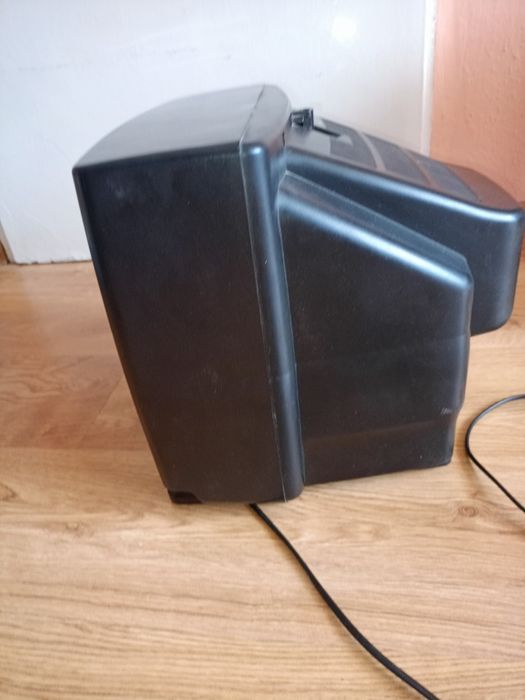 Stary kineskopowy telewizor z pilotem