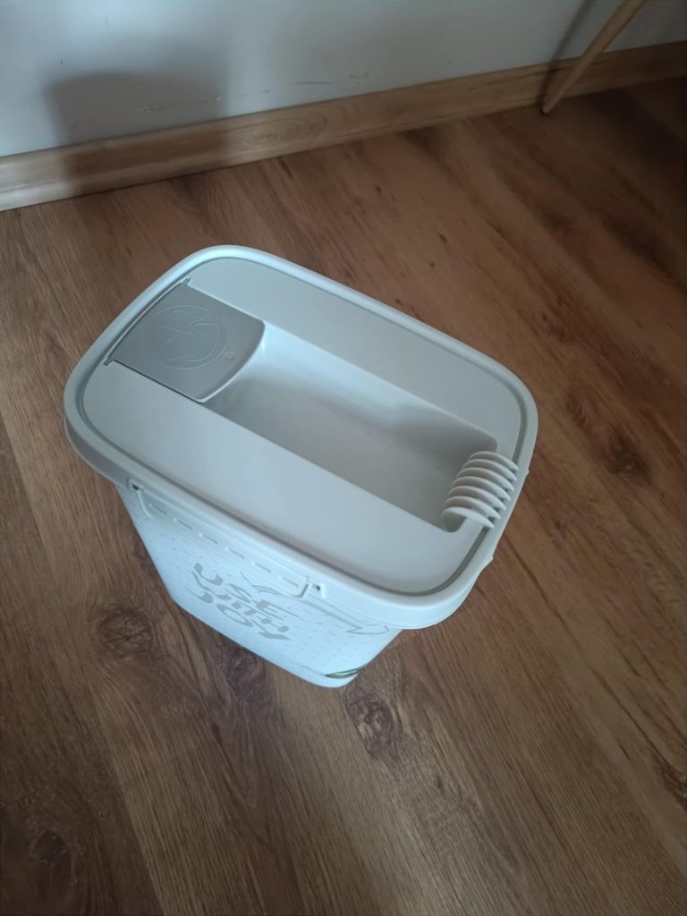 Pojemniki na karmę dla zwierząt