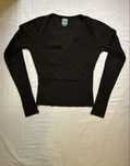 Camisola justa com decote profundo.