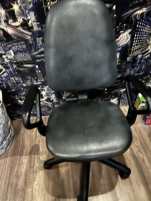 Стул компьютерный на колесиках