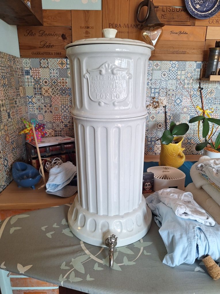 Filtrador de água antigo de farmácia